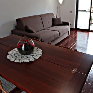 a living room with a coffee table and a couch at Ampio appartamento a 5 minuti da Rho-fiera Milano in Cornaredo