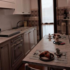 una cocina con una mesa con un pavo. en Ampio appartamento a 5 minuti da Rho-fiera Milano, en Cornaredo