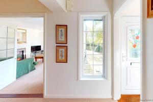 ein Wohnzimmer mit einem Fenster und einer weißen Tür in der Unterkunft BISHOPS TAWTON OVERTON HOUSE 2 Bedrooms in Bishops Tawton
