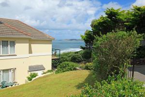 ein Haus mit Blick auf das Meer in der Unterkunft PUTSBOROUGH CLIFTON COURT 17 1 Bedroom in Croyde