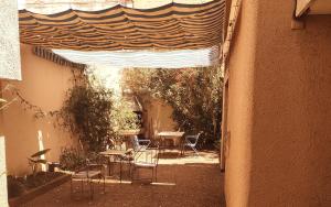 薩爾托的住宿－3B Habitación Norte Single con Baño privado al fondo，户外庭院设有椅子和一张桌子,屋顶