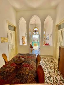 - une salle à manger avec une table et des chaises dans l'établissement Al Mutran Guest House, à Nazareth