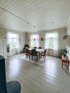 - une salle à manger avec une table et des chaises dans l'établissement Øygarden i Heggjabygda, à Nordfjordeid