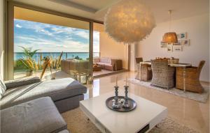 ein Wohnzimmer mit Blick auf das Meer in der Unterkunft 3 Bedroom Cozy Apartment In Villajoyosa in Villajoyosa