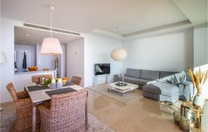 ein Wohnzimmer mit Sofa und Tisch in der Unterkunft 3 Bedroom Cozy Apartment In Villajoyosa in Villajoyosa