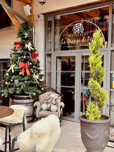 Un escaparate con un árbol de Navidad en una silla. en Domaine de Suzel Hôtel & Spa, en Vignieu 134 fotos más