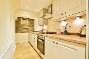 A kitchen or kitchenette at Cosy retreat in Rainow, Western Peak District