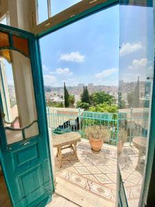 eine offene Tür zu einem Balkon mit Aussicht in der Unterkunft Al Mutran Guest House in Nazareth