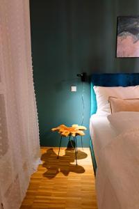 a bedroom with a bed and a table next to a bed at Design Apartment Nr 2 mit Terrasse und Parkplatz in Straubing