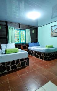 um quarto com duas camas num quarto com em Cecropia Ecolodge em La Fortuna