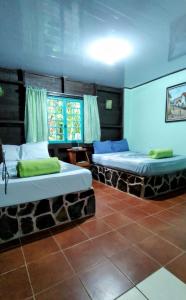 a room with two beds in a room with at Cecropia Ecolodge in Fortuna