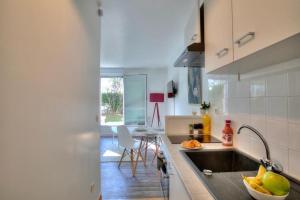 Kitchen o kitchenette sa Studio spacieux avec terrasse et parking