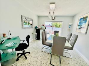 マイアミにあるRelax 523のダイニングルーム(緑のテーブルと椅子付)