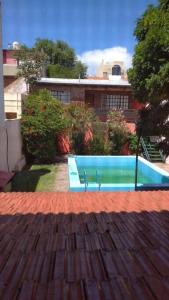 una piscina en el patio trasero de una casa en Family House en Monte Hermoso