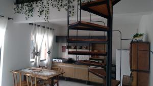 cocina con mesa y escalera de caracol en una habitación en LOFT do Sonho!, en Palhoça