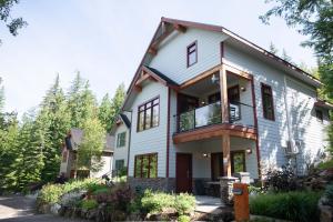 a house with a wrap around porch at Halcyon Hot Springs Resort in Halcyon Hot Springs