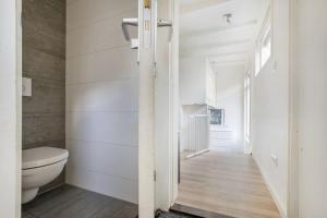 Quiet Waterloft near Amsterdam and Schiphol WS17的一间浴室