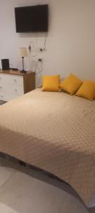 Una cama o camas en una habitación de Monoambiente confortable y moderno
