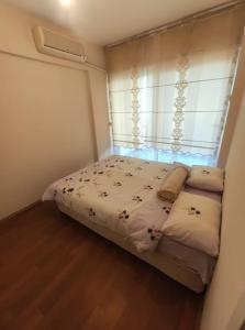 een kleine slaapkamer met een bed en een raam bij Alanya merkez Kleopatra plajinda in Alanya