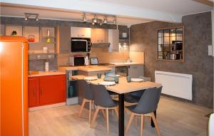 uma cozinha com uma mesa e cadeiras em Amazing Home In Lannion With Kitchenette em Lannion