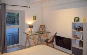 Katil atau katil-katil dalam bilik di Awesome Home In Lannion With Wifi
