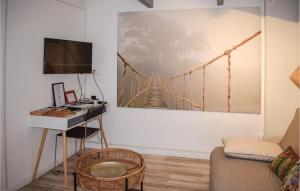 um quarto com uma pintura de uma ponte suspensa na parede em Amazing Home In Lannion With Kitchenette em Lannion