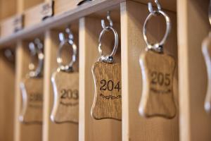 une rangée de chaînes de clés en bois avec l'année dans l'établissement Hotel B&B Frohsinn, à Badia