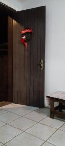 グラマドにあるVó Janete Hausの木製の扉