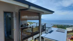 balcón con vistas al océano en Studio Vaimiti pour 2 personnes vue mer et Moorea, en Faaa