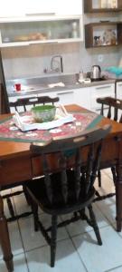 Una mesa en una cocina con encimera en Vó Janete Haus, en Gramado