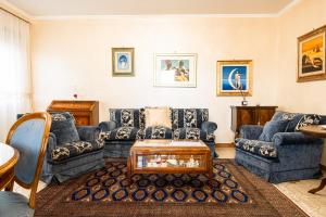 ein Wohnzimmer mit blauen Sofas und einem Couchtisch in der Unterkunft Quinto Piano in Rom