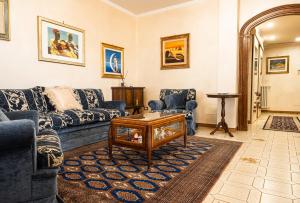 ein Wohnzimmer mit einem Sofa und einem Tisch in der Unterkunft Quinto Piano in Rom