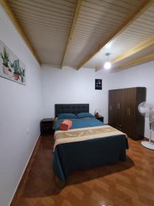 サン・ペドロ・デ・アタカマにあるHOSTAL SAIRIの部屋の中に大きなベッドがある寝室
