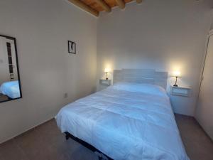1 dormitorio blanco con 1 cama grande y 2 lámparas en Yorokobi en San Rafael