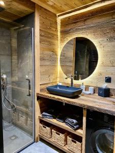 ein Bad mit einem Waschbecken und einer Dusche in der Unterkunft Chalet Les Cocales Résidence Séjour et nuitées B&B - Appartement Pin Cembro in Bessans