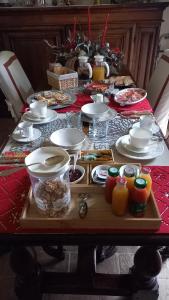 uma mesa com comida e pratos em cima em AGRIFOGLIO em Pantalla