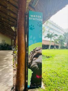 a sign on a pole with a picture of a dog at InterContinental Presidente Cancun Resort in Cancún