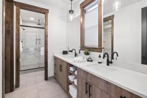 a bathroom with two sinks and a large mirror at Suncadia Resort Luxury Home Next To Nelson Farm in Cle Elum