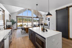 an open kitchen and living room with a dining room at Suncadia Resort Luxury Home Next To Nelson Farm in Cle Elum