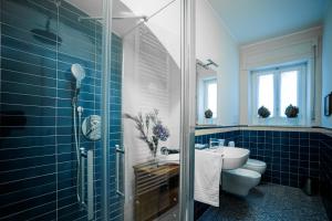 a bathroom with a shower and a toilet and a sink at B&B CORSO VITTORIO in Venosa