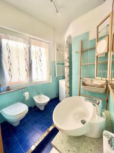 卡瓦萊塞的住宿－Tina's House - Alpine Stay Apartments，蓝色的浴室设有水槽和卫生间