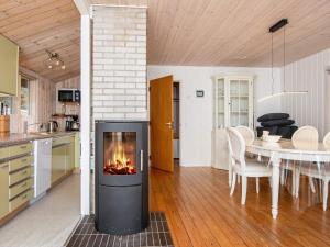 Kuchyň nebo kuchyňský kout v ubytování Holiday home Hemmet CCXLIX