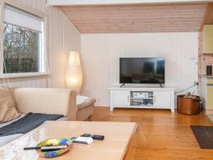 TV a/nebo společenská místnost v ubytování Holiday home Hemmet CCXLIX
