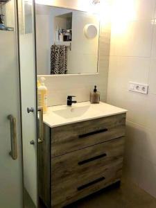 W łazience znajduje się umywalka i lustro. w obiekcie Preciosa vivienda rural en Alpujarra Almeriense w mieście Félix
