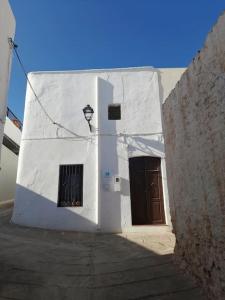 um edifício branco com uma porta e uma janela em Preciosa vivienda rural en Alpujarra Almeriense em Félix