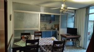 a dining room with a table and a kitchen at hoStel 3B Hab Central Baño Privado externo y Aire ac in Salto