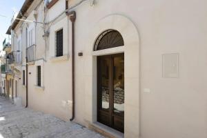 ein Gebäude mit einer Tür auf der Straßenseite in der Unterkunft Manenti 29 - Scicli in Scicli