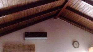 テオロゴスにあるRianna Studioの壁と天井に時計が付いています。