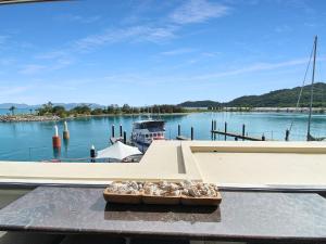 Nelly BayにあるBlue on Blue Superior Studio Room 1271のマリーナに停泊している船と4つの牡蠣のボウル +3枚の写真