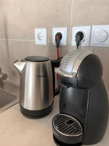 阿斯米尔Quiet Waterloft near Amsterdam and Schiphol WS11的厨房台面上的一个咖啡壶